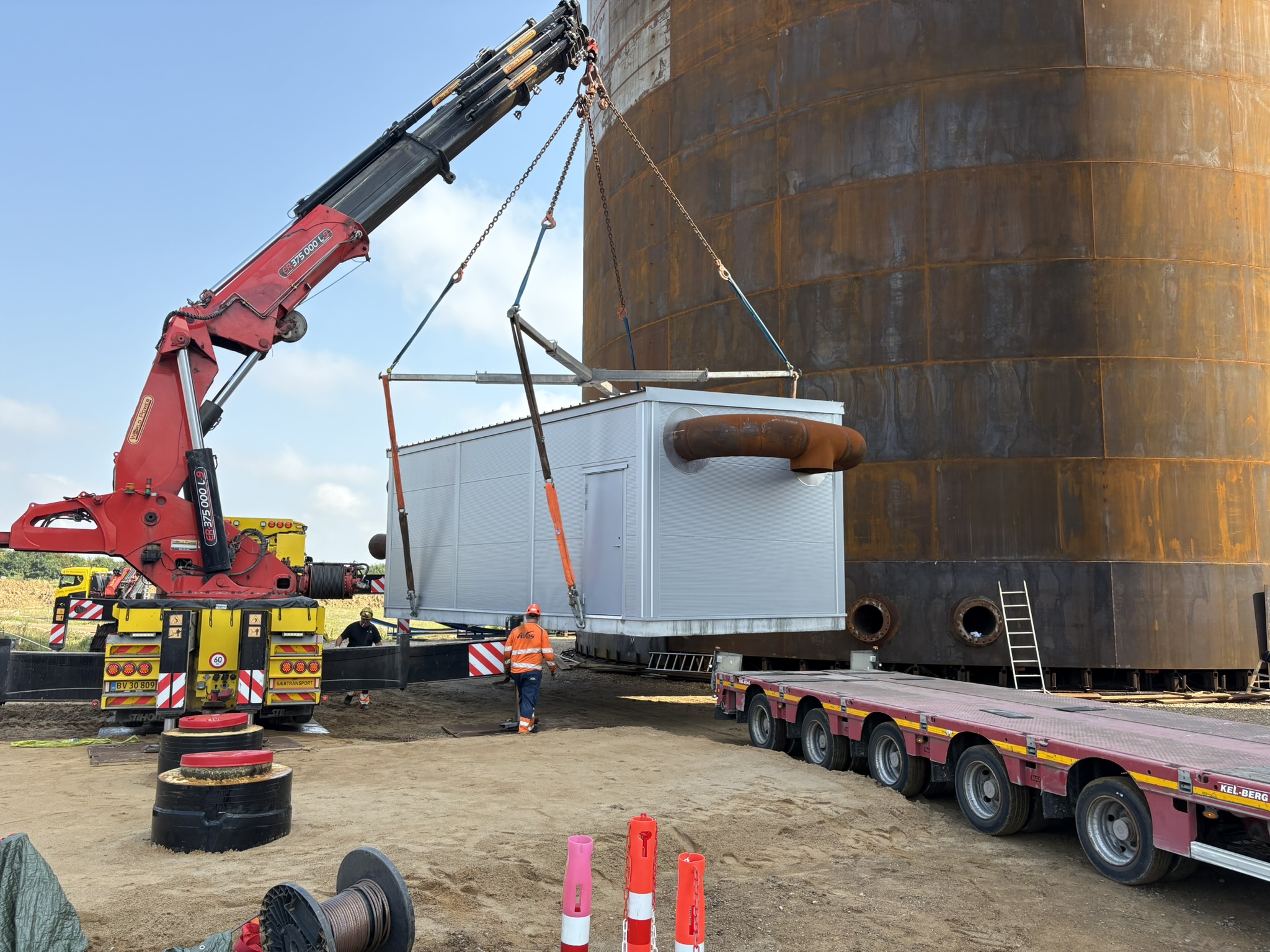 35 ton ventilhus er nu løftet på plads