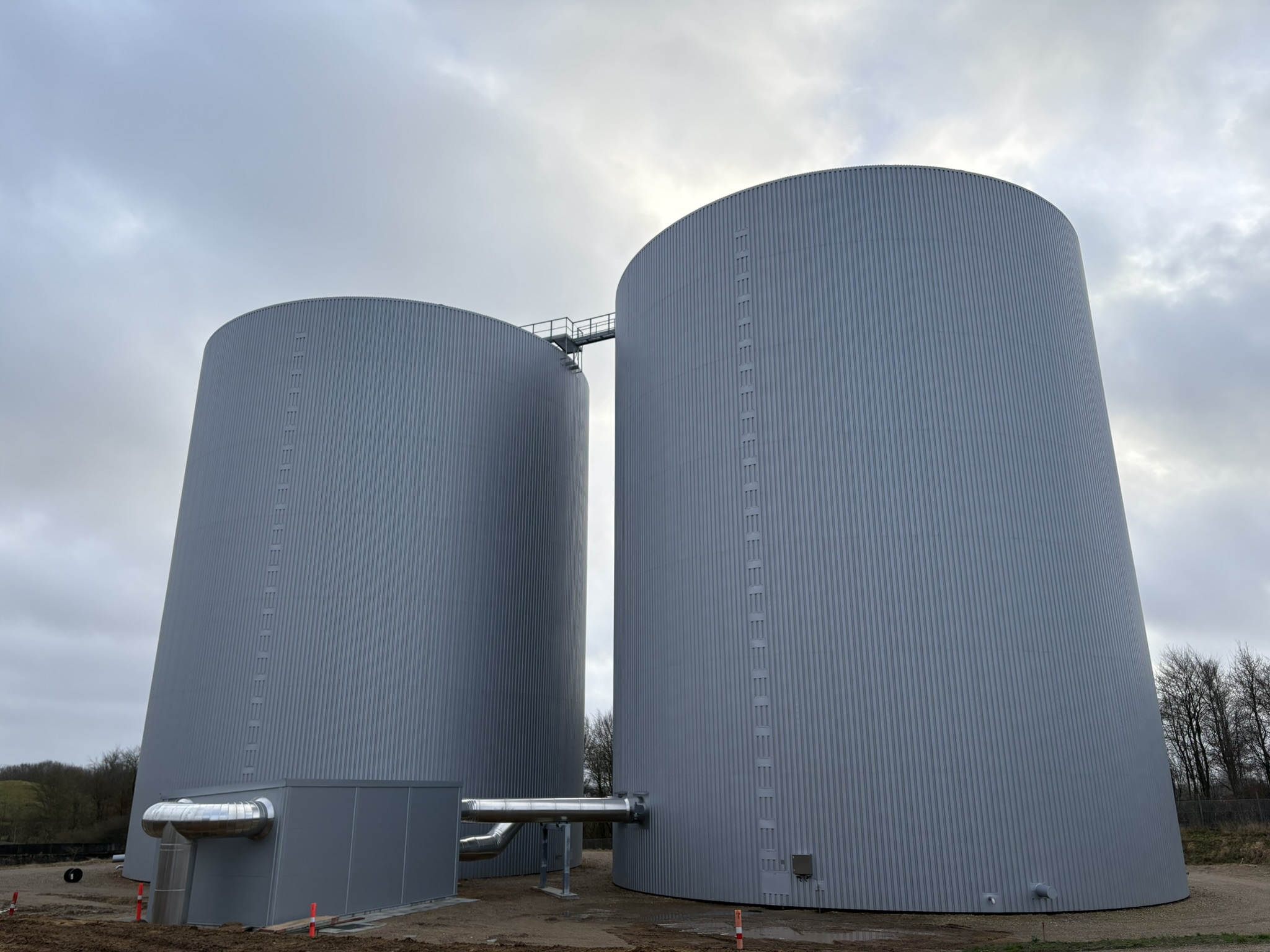 De to gigant-tanke er nu i fuld sving